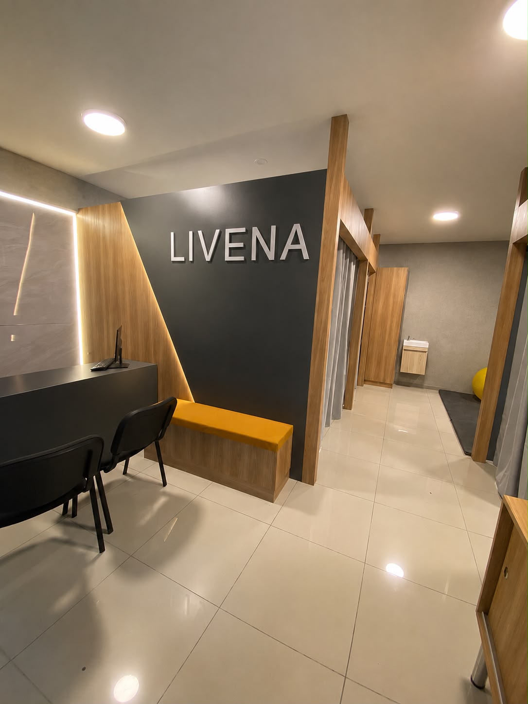 Recepción moderna de Livena con ambiente amplio