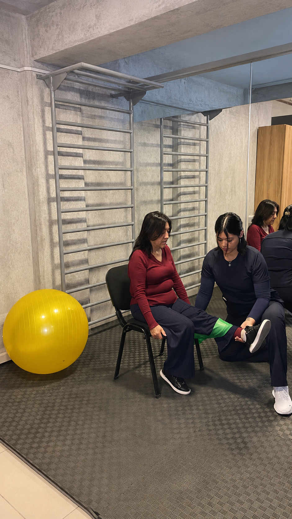 Sesión de terapia y rehabilitación de rodilla en clínica profesional