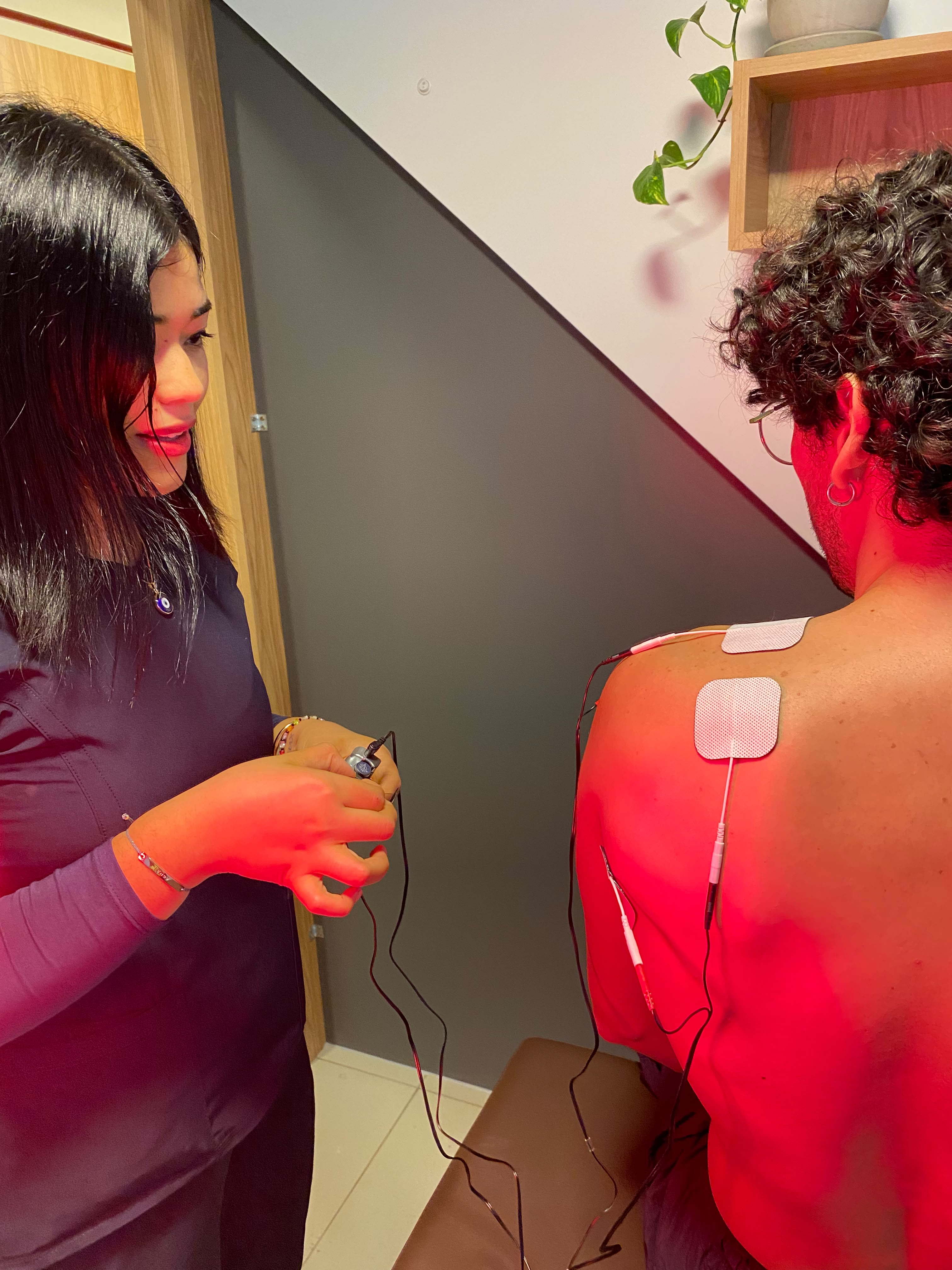 Sesión de electroterapia aplicada en fisioterapia